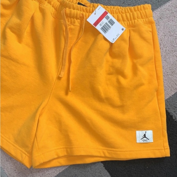 Women’s Jordan loose fit essentials shorts - Picture 2 of 5